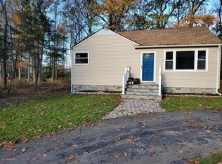 571 Prices Dr, Cresco, PA 18326