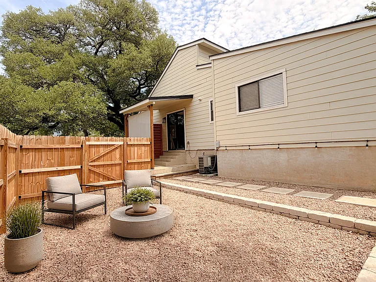 7004 Oak Meadow Cir #B — Photo 3