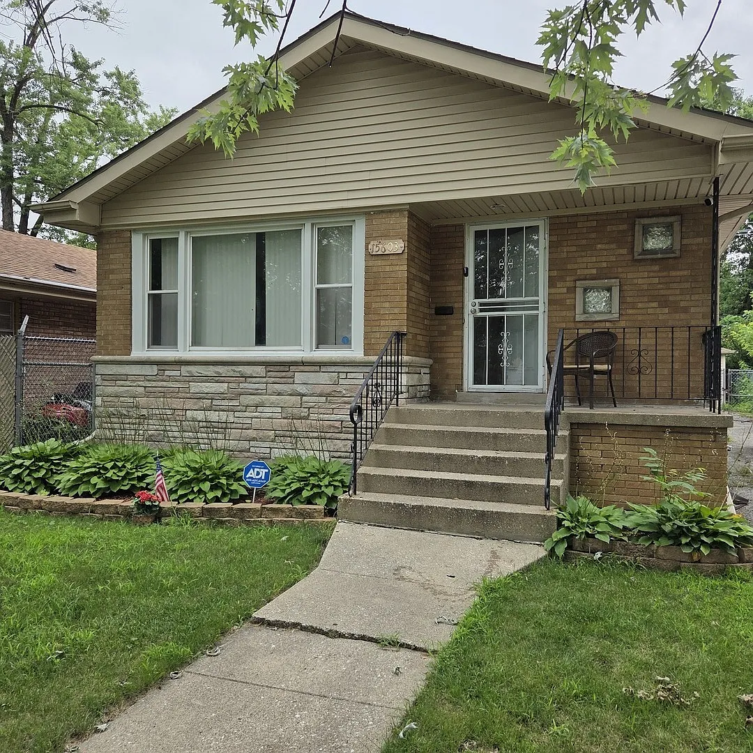 15603 Marshfield Ave photo 1