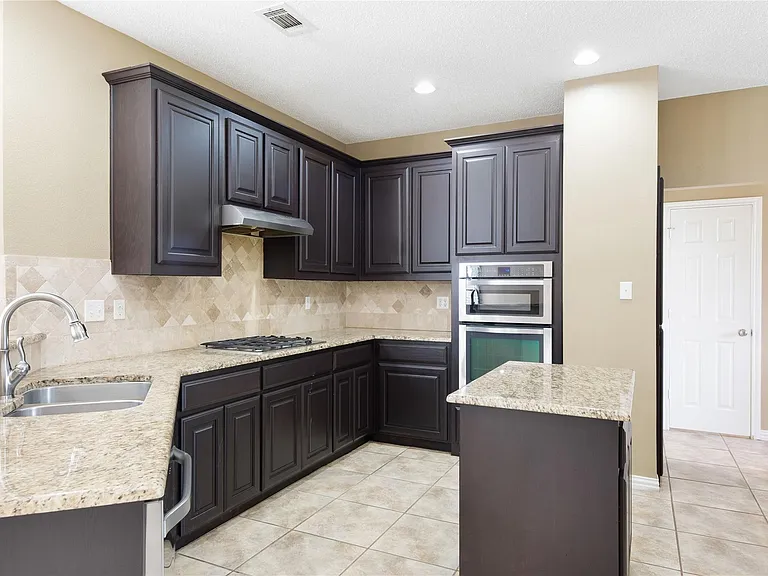 776 Monticello Cir — Photo 3