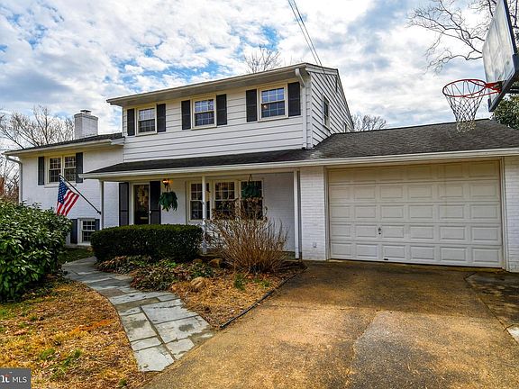 3rd image of 823 Neal Dr