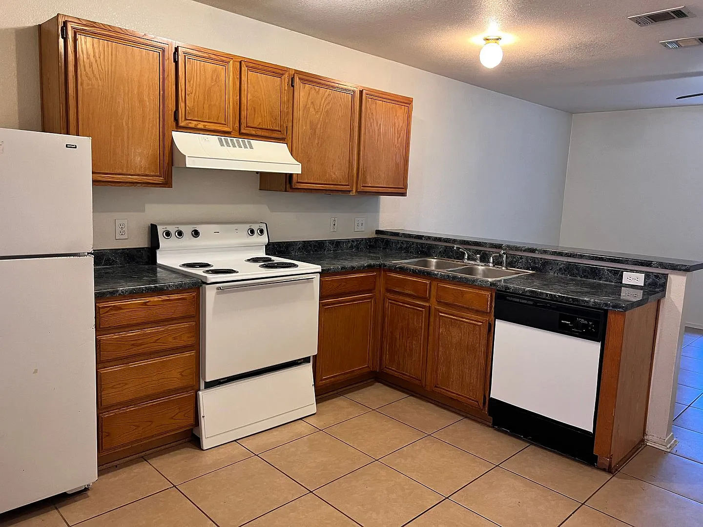 1102 Leslie Circle — Photo 3