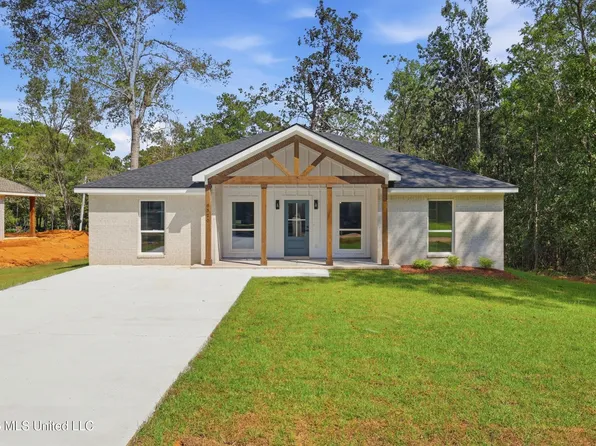8520 Pine Cone Dr, Gautier, MS 39553