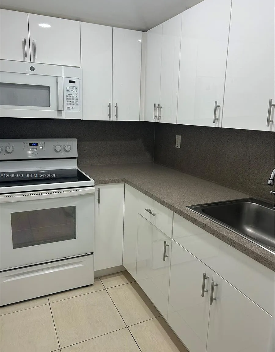 Sunset Villas Condo — Photo 3