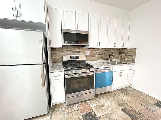 1st image of 884 Lorimer St Floor 3