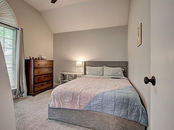 5th image of 2207 Oak Leaf Cir