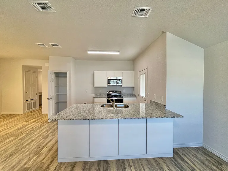 1821 Castroville Trl — Photo 6