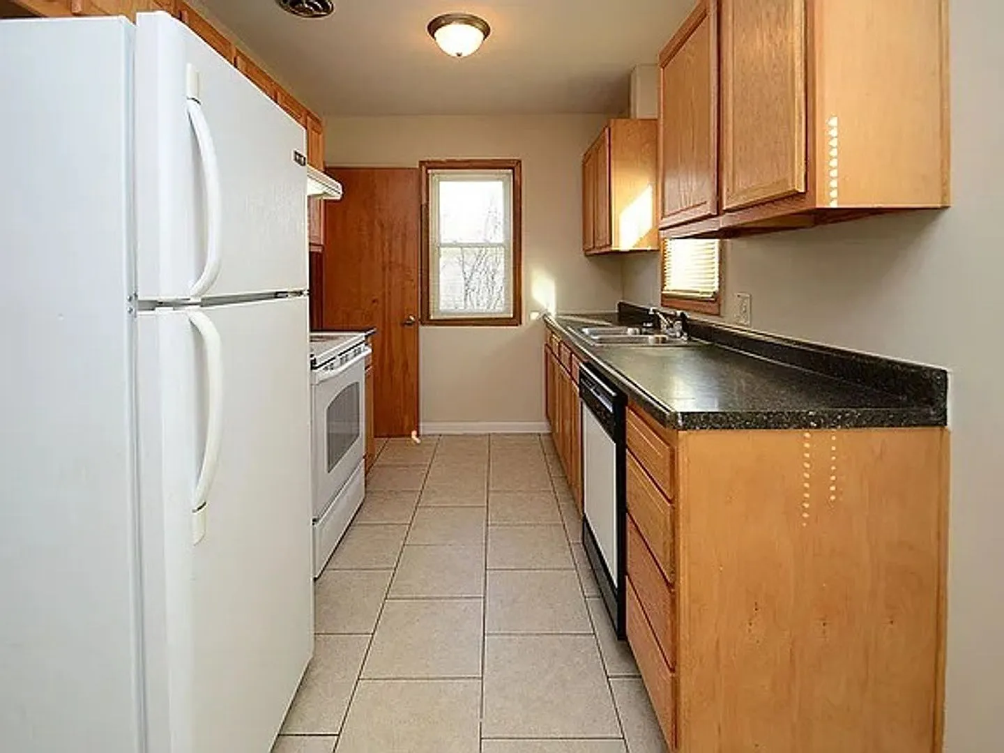 4327 N 55th Ave 3 Bed/1 Bath Raised Ranch in Benson | Hardwood Floors, 1-Car Garage, Walkout Lowe... — Photo 4