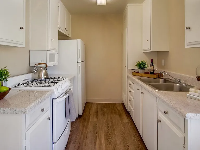 Grand Regency Apartments — Photo 6