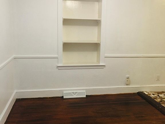 Dinning room connected to the kitchen and living room