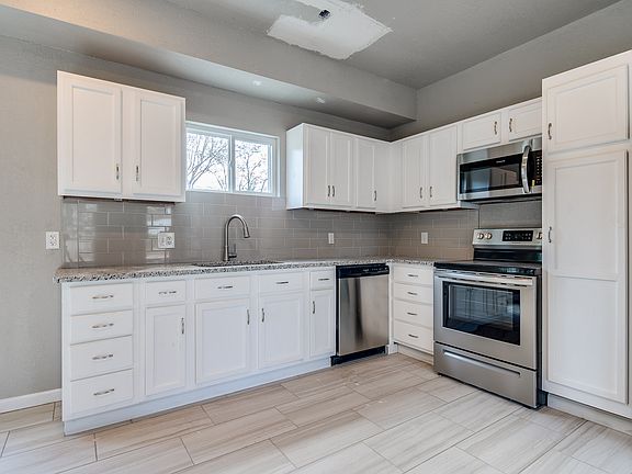 4th image of 402 E Hemlock St #1