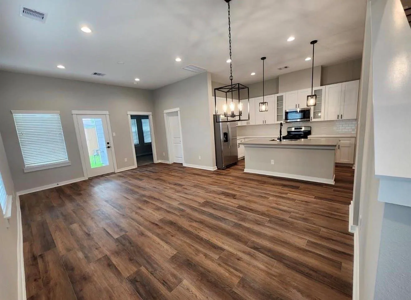 4 bed, 3.0 bath, 1949 sqft, $2,700 — Photo 2