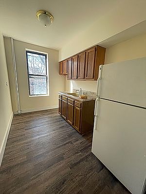 3rd image of 322 E 31st St #C5