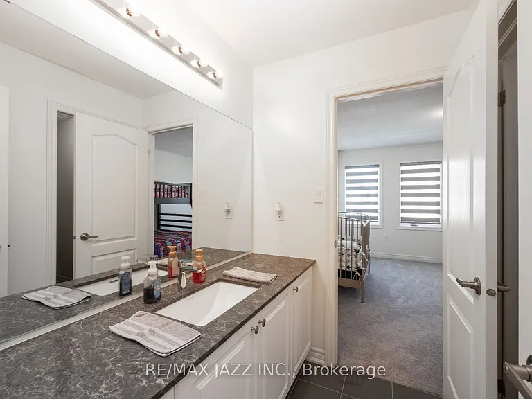 131 Courtney St — Photo 19