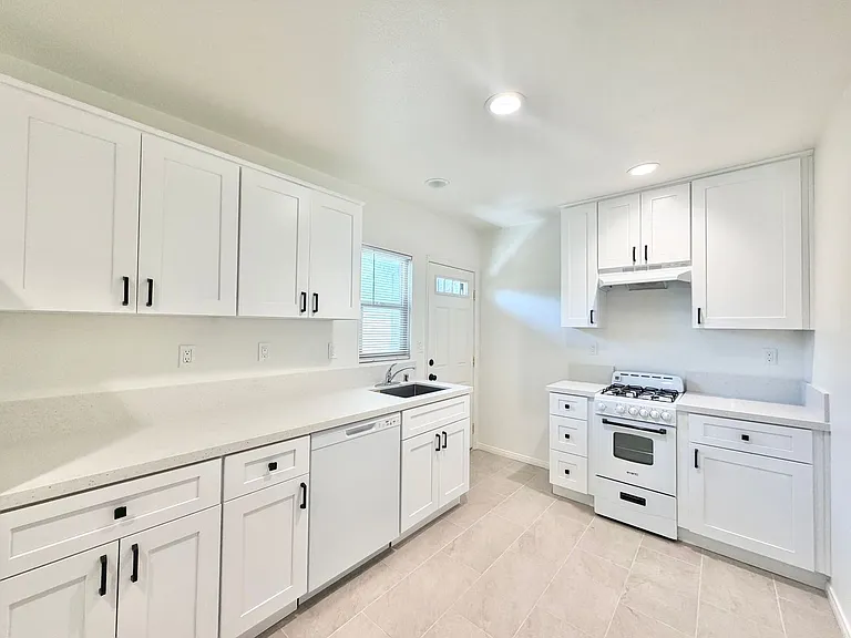 579 S Highland Dr #10 — Photo 8