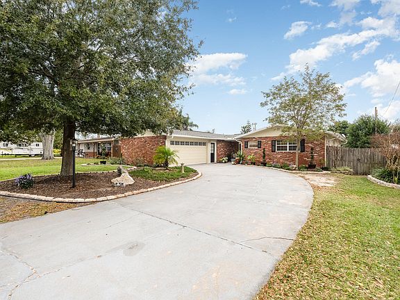 2nd image of 825 Poinsettia Ave