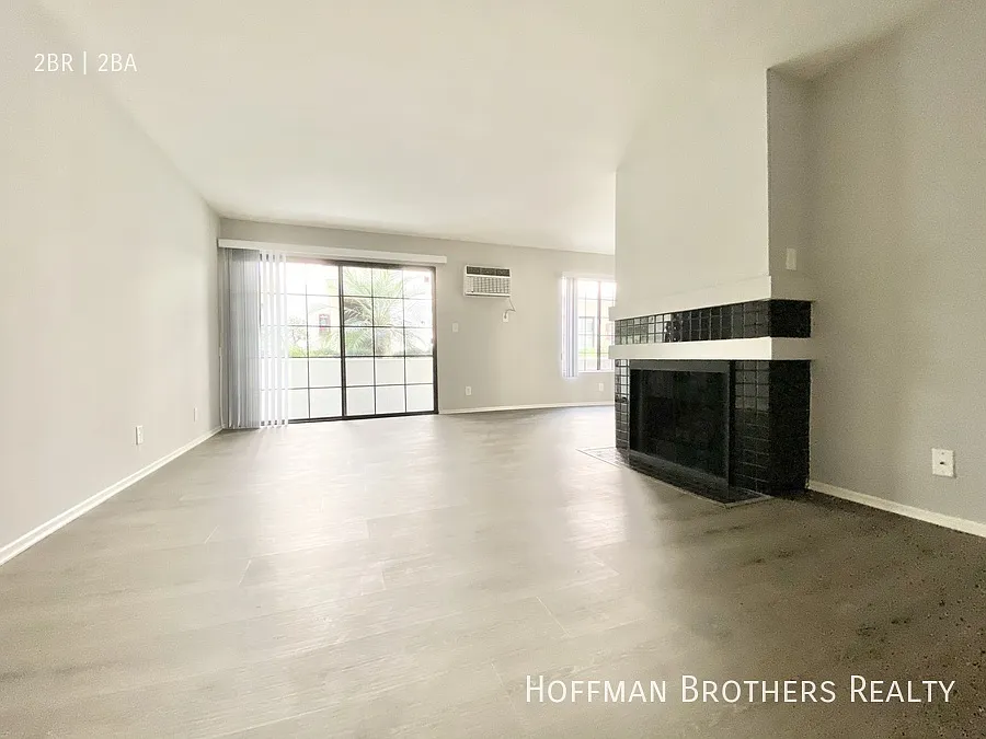 Building Photo - 3462 Mentone Ave #203