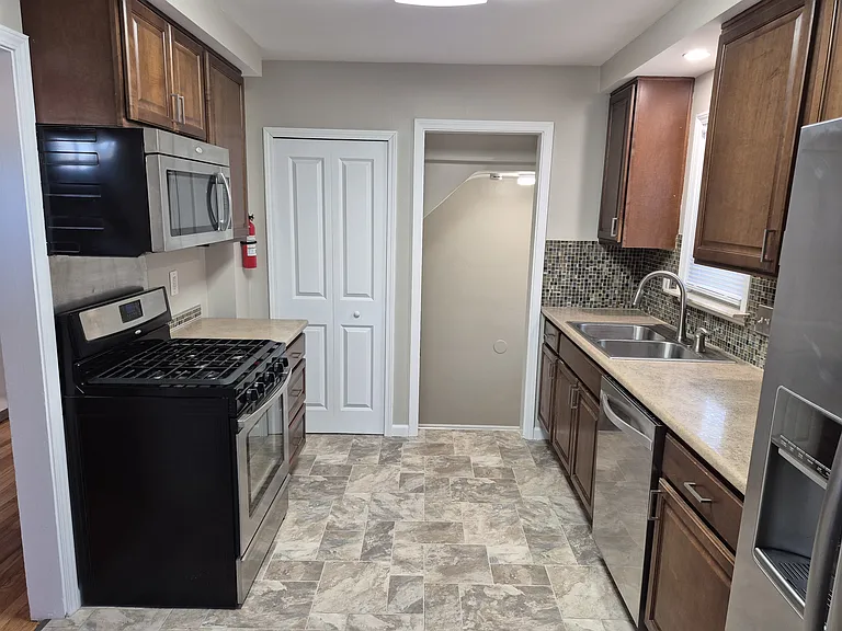 1069 Mulberry St — Photo 7