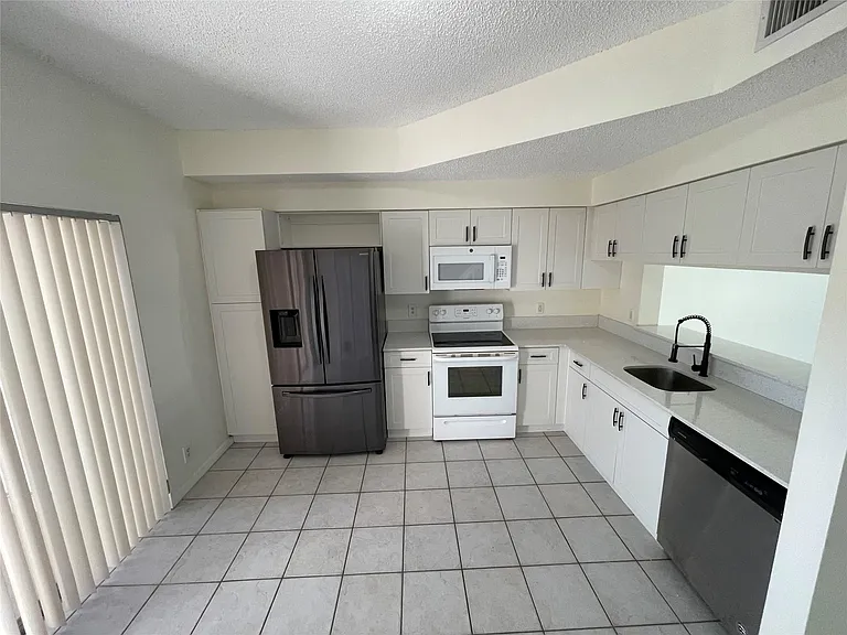 9844 NW 56th Pl — Photo 2