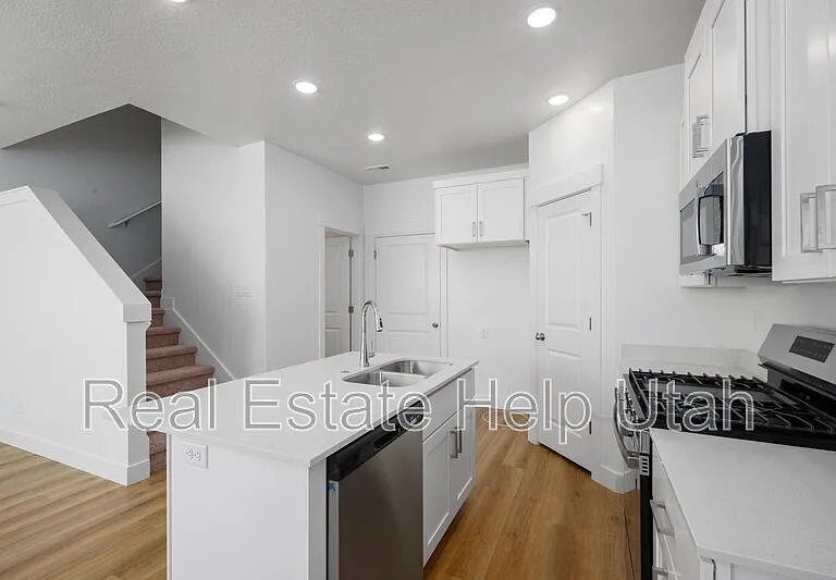 281 W 1150 N — Photo 22