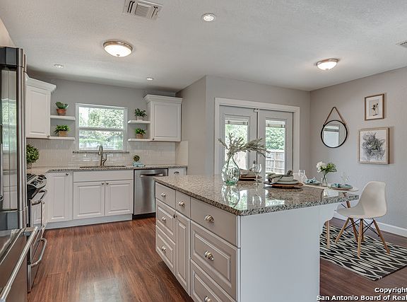 4th image of 303 Waxwood Ln