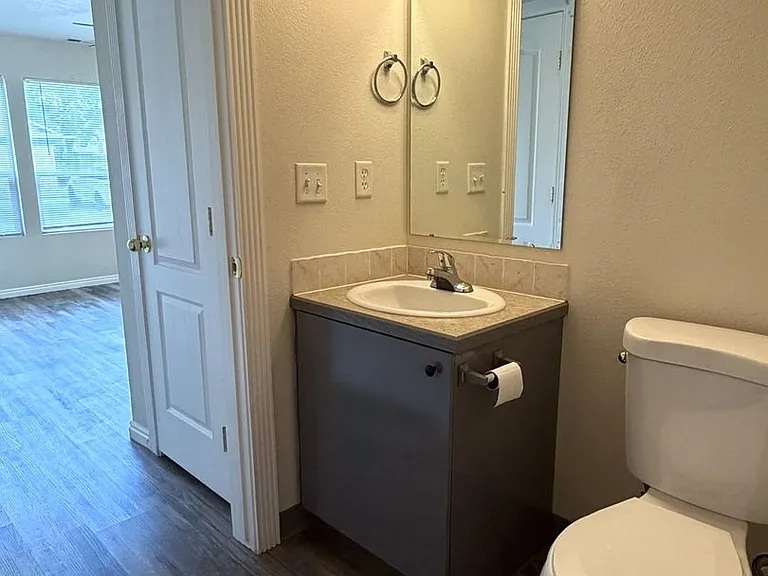 Midland 4-Plex 141 — Photo 8