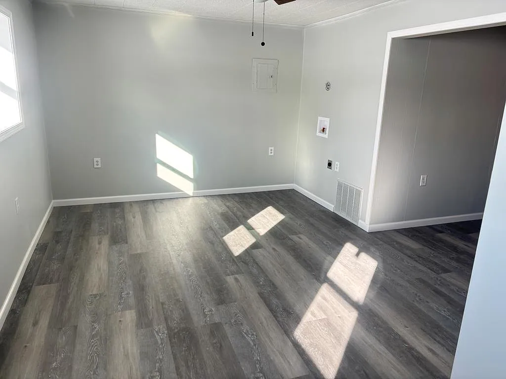 3 bed, 1.0 bath, 1014 sqft, $975 — Photo 2
