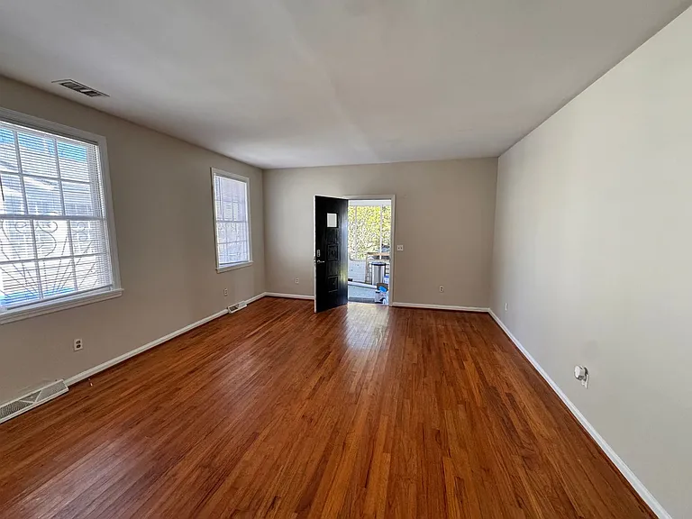 931 Ashley Ave — Photo 2