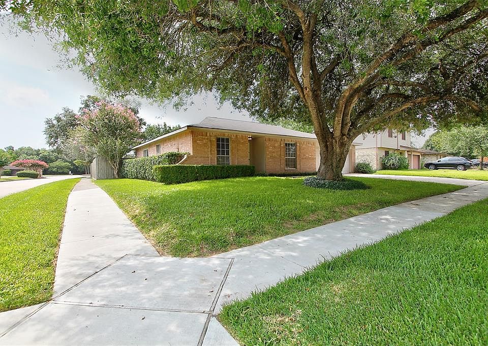 1st image of 304 Leafwood Cir