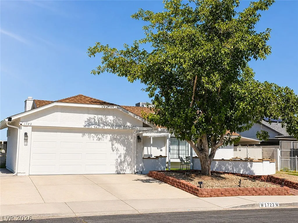 3 bed, 2.0 bath, 1342 sqft, $2,100 — Photo 2