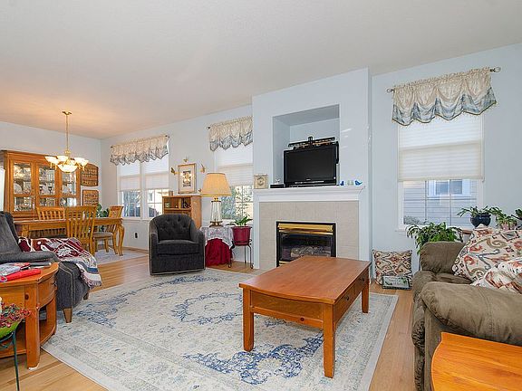 Living Room w/ Gas Fireplace