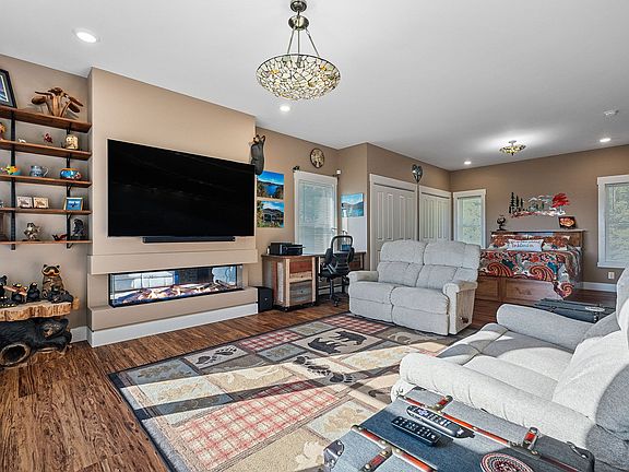 3rd image of 385 Oak Dr