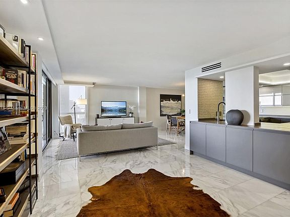 3rd image of 2843 S Bayshore Dr APT 10C