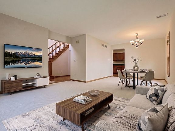 5th image of 3191 Village Green Dr