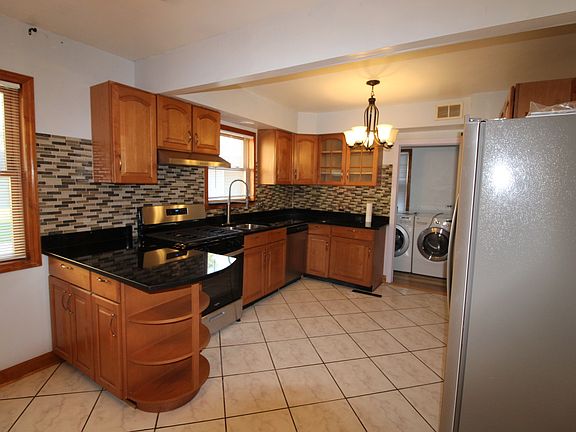 3rd image of 6019 W 87th St
