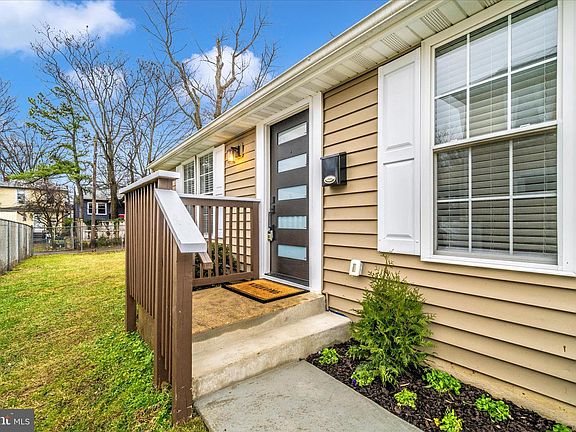3rd image of 1015 48th Pl NE