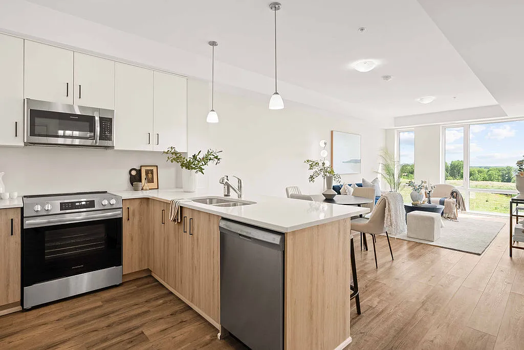 660 Sunningdale Road East London — Photo 1