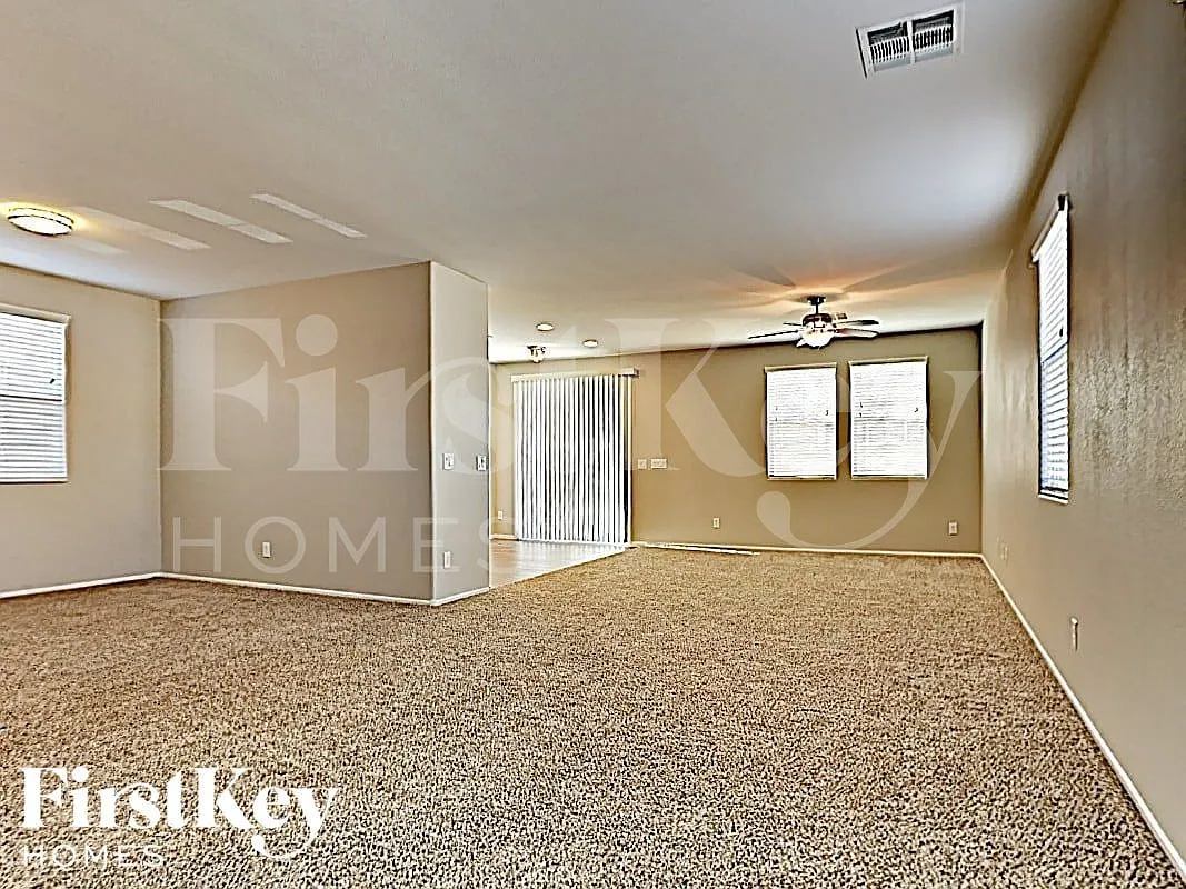 4 bed, 2.5 bath, 1933 sqft, $2,415 — Photo 4