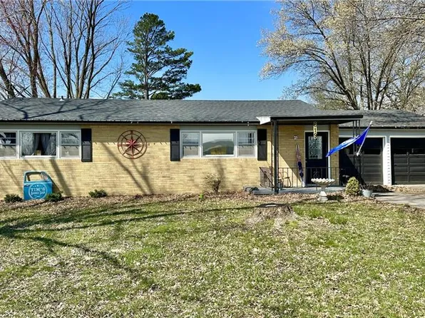 619 Town And Country Ln, Trenton, MO 64683