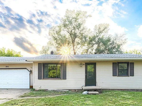 205 Parkway Ln, Pekin, IL 61554