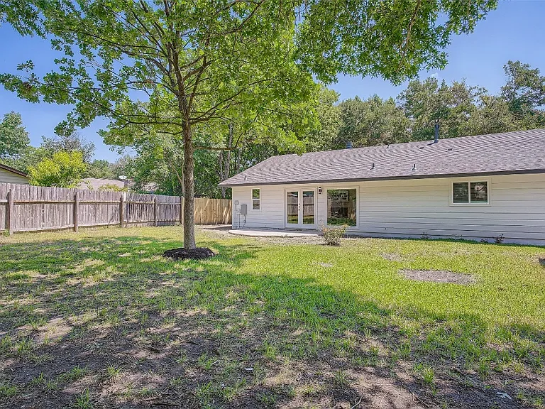 9900 Oak Hollow Dr — Photo 7