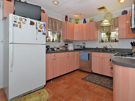 3rd image of 416 Union St