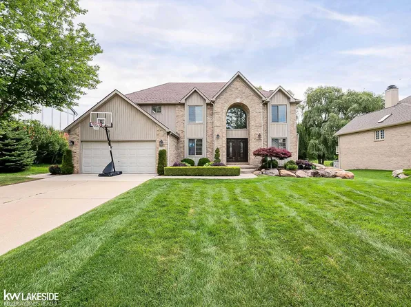 2058 Reagan Dr, Rochester Hills, MI 48309