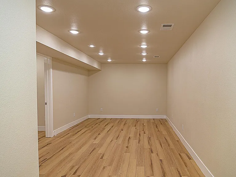 608 Creighton St — Photo 13