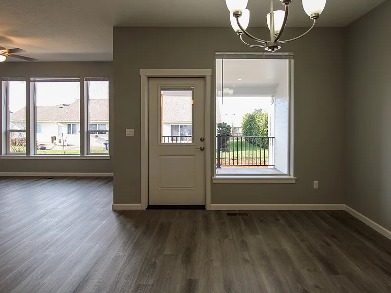 579 SE Shire Ln — Photo 6