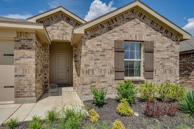 4 bed, 2.0 bath, 1666 sqft, $2,095 — Photo 2