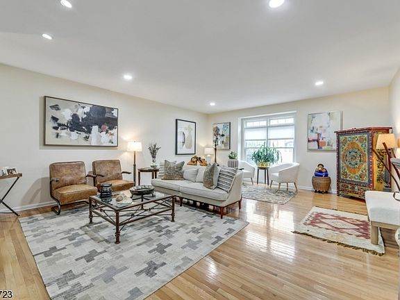 4th image of 40 Lakeshore Dr #40