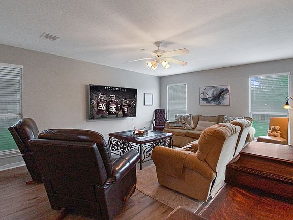 3rd image of 3805 Meadow View Dr