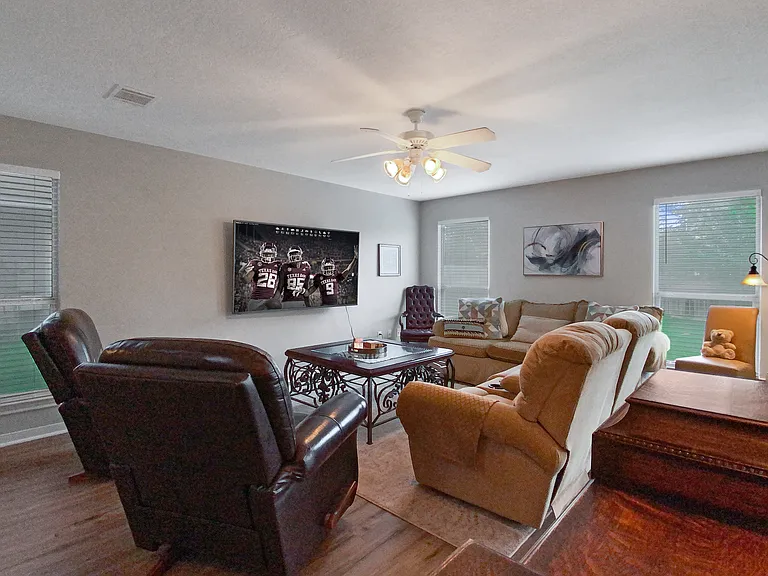 3805 Meadow View Dr — Photo 3