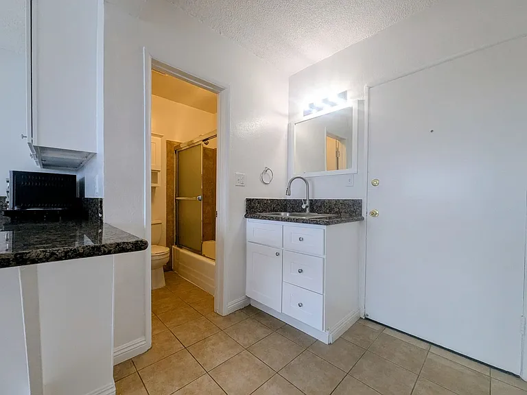 1811 Tamarind Ave — Photo 9